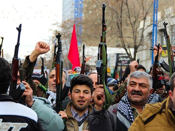 باید دشمن را شناخت و در برابر آن ایستادگی کرد/ مسئولان با حمایت مردم در برابر استکبار ایستاده و منفعلانه برخورد نکنند