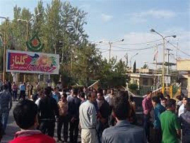 تجمع ادامه دار کارگران روغن نباتی گلناز در مقابل استانداری کرمان/کارخانه که پلمپ شد کارگران بیکار از کجا امرار معاش کنند؟