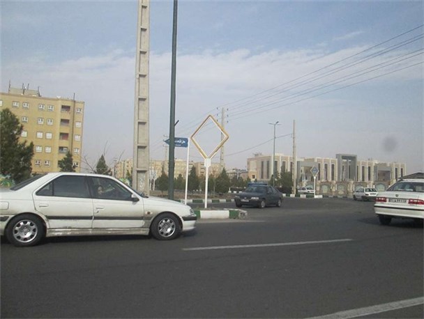 بلواری بی نام ونشان در شهری با ساختمان های بلند!