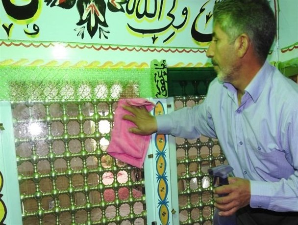 آستان مقدس امامزاده میرزین العابدین(ع) شهر ورزنه غبارروبی شد