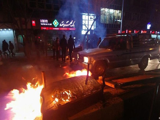ناآرامی های اخیر تلنگری برای مسئولان بی تفاوت/ «توسعه گرایی غربی» ما را به سرمنزل مقصود نمی رساند