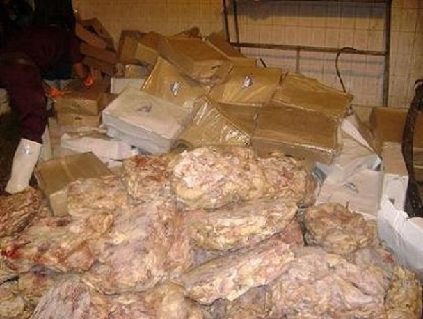 معدوم‌سازی ۱۷۰۰ کیلوگرم مرغ تاریخ مصرف گذشته در خمین+ تصاویر