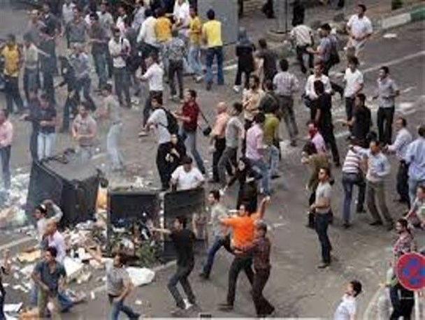 شعارهای ساختار شکن از حلقوم برخی دهان به مزدها خارج شد/ دولت به فکر دغدغه‌های مردم باشد
