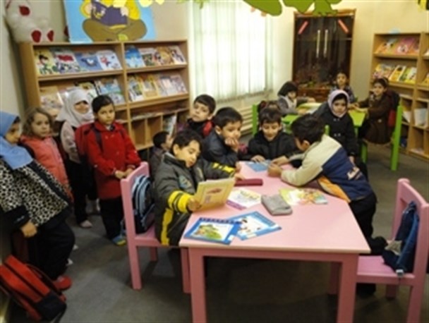 نمایشگاه کتاب کودک و کاردستی و محفل قصه گویی در شبستر برپا شد