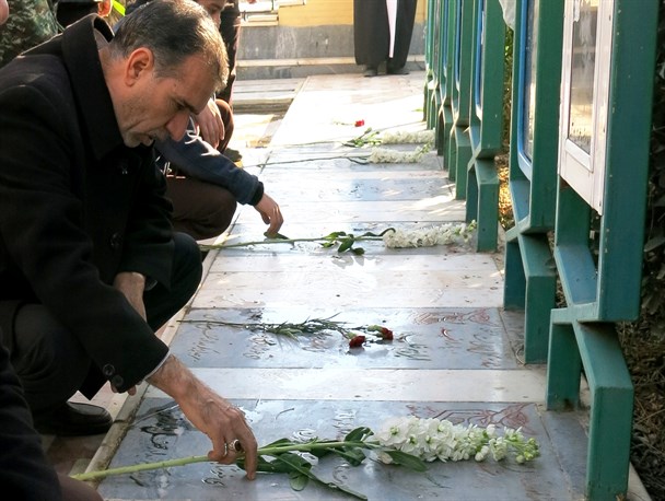 مزار شهدای آستان امامزاده طاهر (ع) گلباران شد + عکس
