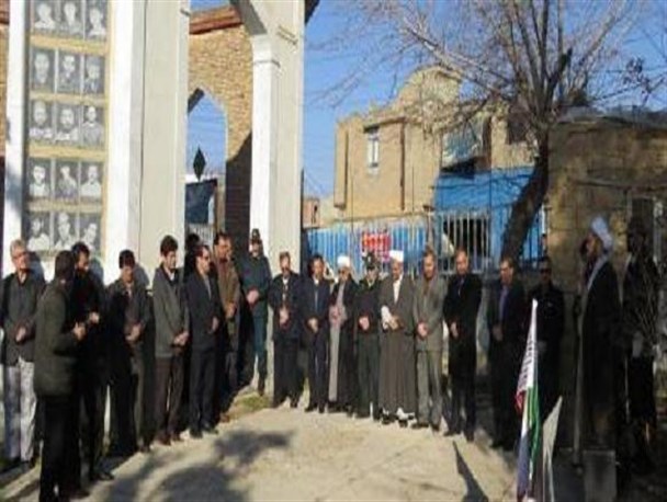 غبارروبی مزار شهداء بمناسبت ایام دهه مبارک فجر در شاهین دژ /تصاویر