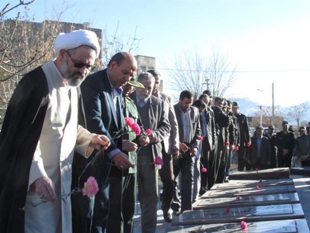تصاویری از گلباران گلزارهای شهدا در خنداب