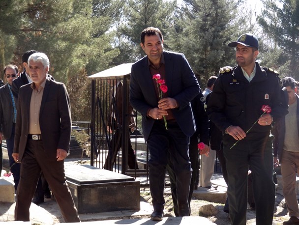 مزار شهدای شهرستان صحنه غبار روبی و عطر افشانی شد