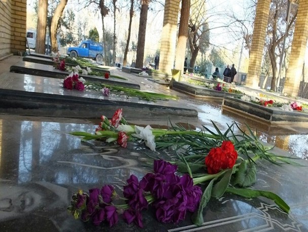 آیین گلباران مضجع نورانی «امامزادگان عشق» در پیشوا برگزار شد
