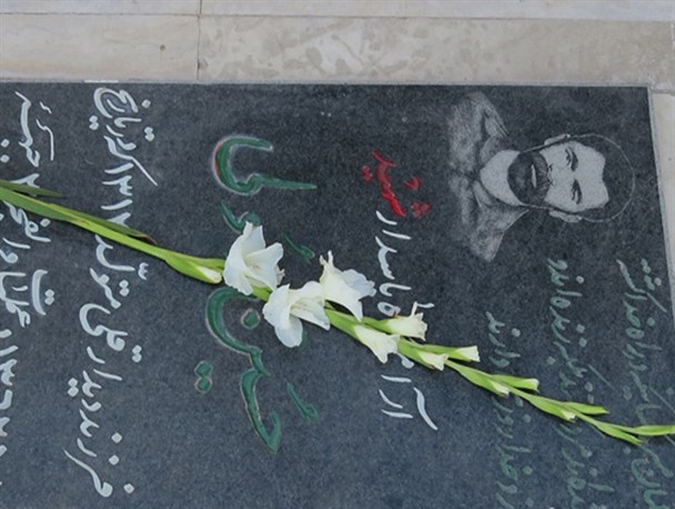قبور مطهر شهدای سیرجان گلباران شد/تصاویر