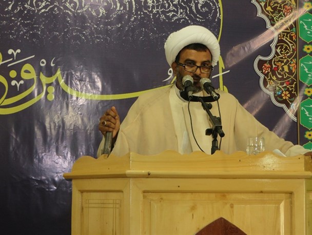 امام خمینی (ره) چراغ هدایت ملت ایران است