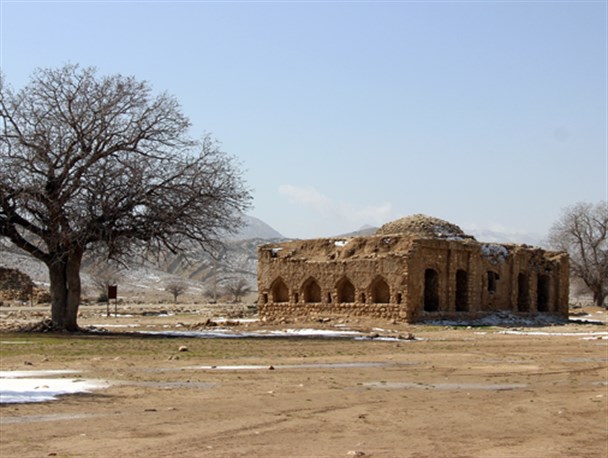 طبیعت برفی کاروانسرا و قبرستان تاریخی بابانجم+عکس