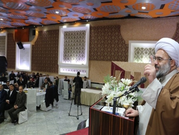 کنایه امام جمعه میاندوآب به بدقولی بیمه ها در پرداخت کارانه پرستاران