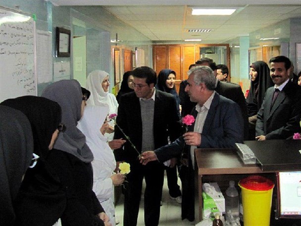اهدای گل به پرستاران بیمارستان علیمرادیان نهاوند+ تصاویر