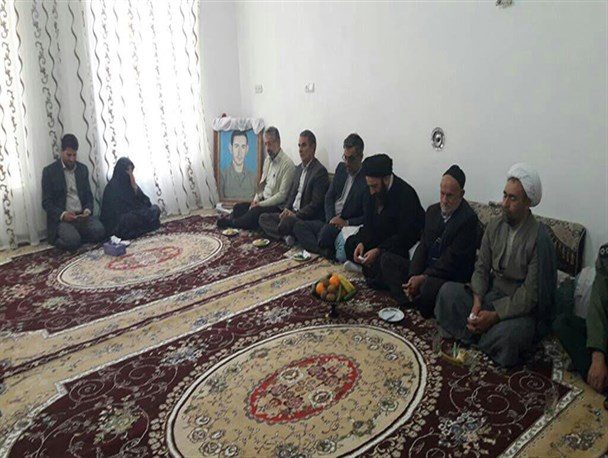 دیدارمسئولین با خانواده شهدای فرهنگی سپیدان