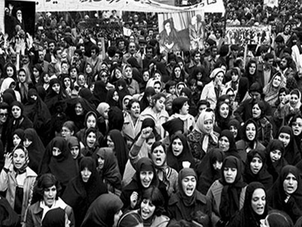 کم سن و سال بودیم اما انقلابی رفتار می کردیم / با مادر و دوستانم در راهپیمایی شرکت می کردم
