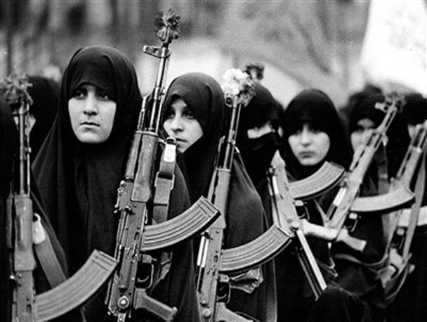 شکسته شدن حکومت نظامی به فرمان "امام خمینی (ره)" توسط بانوی سرخه ای