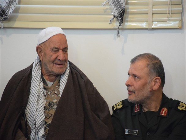 دیدار مسئولان یزدی با خانواده شهید شاخص دانش آموزی کشور
