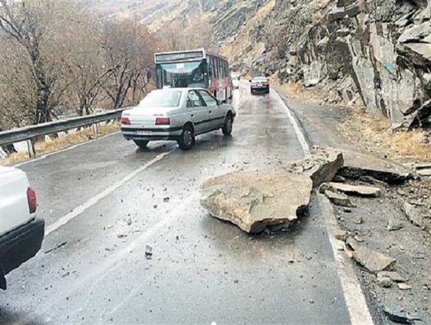 ریزش سنگ کندوان را مسدود کرد
