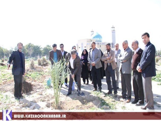رؤسای دانشگاه هایی که در کازرون دست به بیل شدند+ عکس