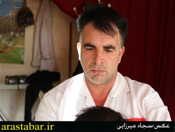 پیرایشگری که موی خود را در راه موی دیگران سفید کرده است