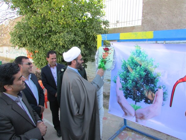 زنگ درختکاری در مدارس شهرستان سروستان طنین انداز شد