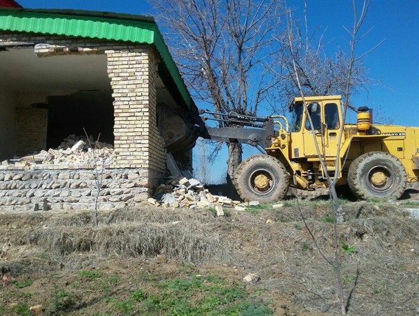 بنای غیر مجاز در اراضی کشاورزی روستای بیار قلع و قمع شد