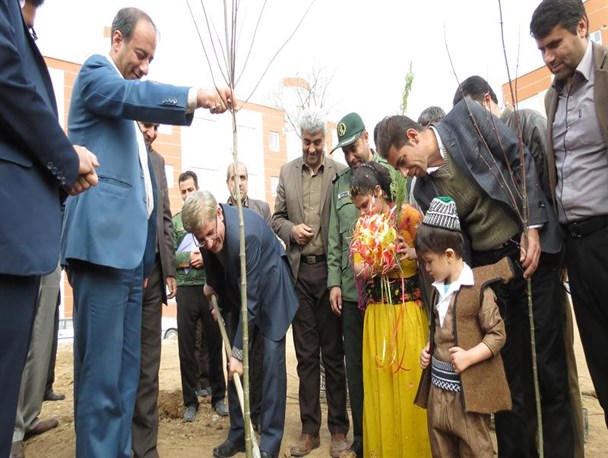 کاشت 120 اصله نهال با حضور مسئولان درشهرستان دهگلان