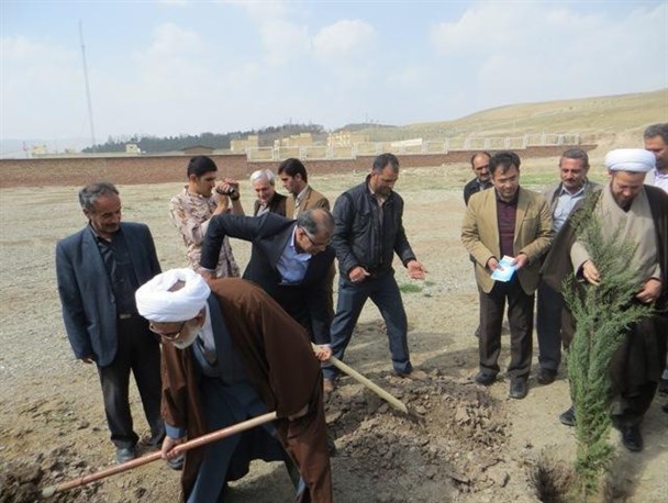 کاشت نهال توسط مسئولین شاهیندژ درمحوطه دانشگاه آزاد به روایت تصویر