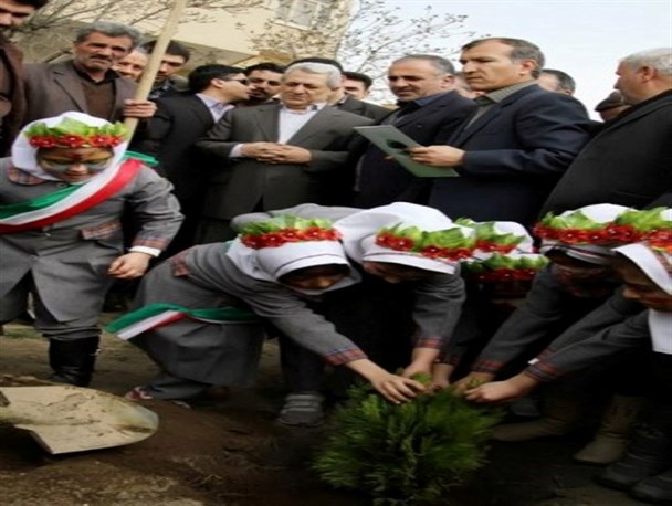 کاشت درخت به یاد شهدای انقلاب، دفاع مقدس و مدافع حرم در همدان+تصاویر