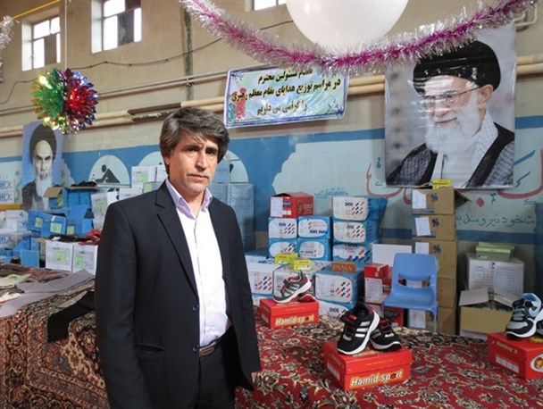 توزیع هدایای نوروزی ویژه مقام معظم رهبری در بین دانش آموزان نیازمند بیجار