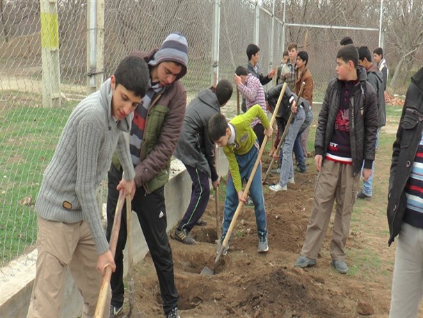 دانش آموزان پسر اول متوسطه فجر روستای خانیان محوطه روستاییشان را درختکاری کردند