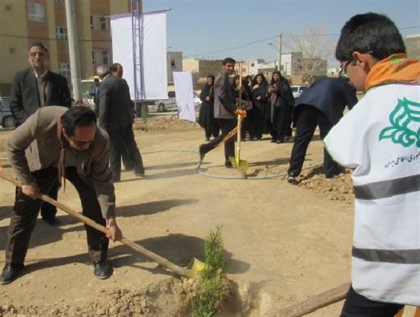 غرس ۳ هزار اصله نهال در ۱۰ هزار متر مربع شهر گرگاب به نام ۶۶ شهید والا مقام این شهر