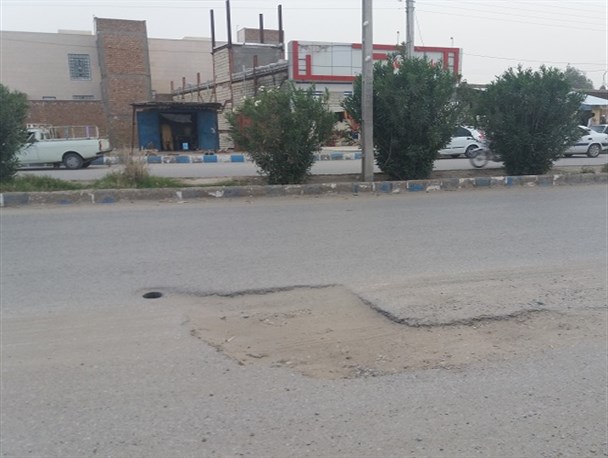 زخم عمیق چاله چوله ها بر پیکر شهر دلگان/ مسئولان با اقدام و عمل مشکلات را برطرف کنند