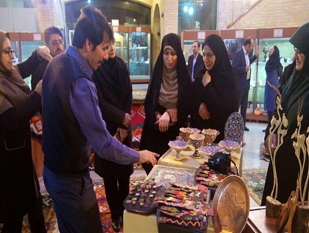 بازدید معاون رئیس جمهور از نمایشگاه صنایع دستی استان کهگیلویه و بویراحمد در تهران