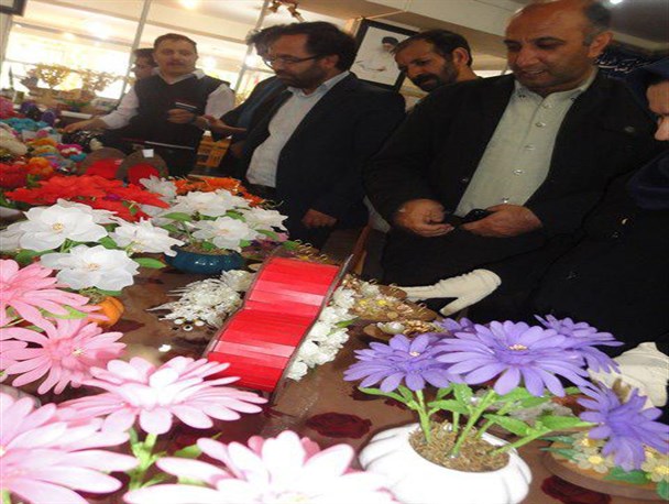 نمایشگاه هنرهای سنتی و تزئینی مشکات در آباده افتتاح شد