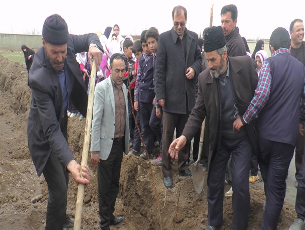 کاشت ۵۰ اصله نهال توسط دانش‌آموزان دبستان مدرسه مریم درعجب شیر