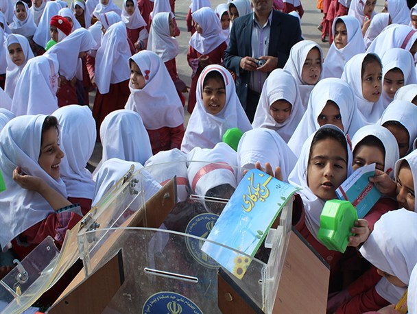 برگزاری جشن نیکوکاری در 107 مدرسه خلیل آباد/ کمک 80 میلیون تومانی آموزش و پرورش به دانش آموزان نیازمند