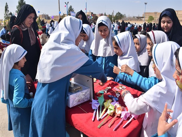 برپایی بازارچه دانش آموزی مهر نیکوکاری در شهرستان میبد+ تصاویر