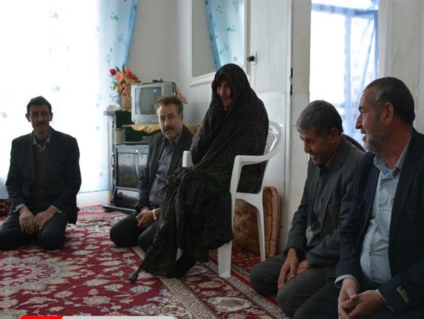 دیدار بخشدار مرکزی شهرضا با خانواده شهدای روستاهای زیارتگاه و ولندان/ تصاویر