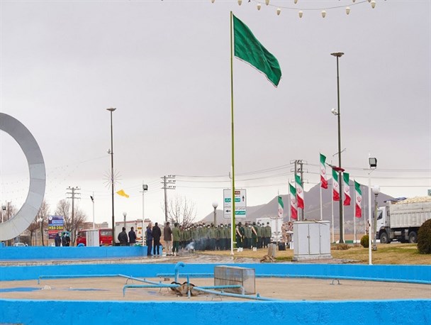 احتزاز پرچم علمدار رشید کربلا در میدان قمر بنی‌هاشم(ع) شهرکرد