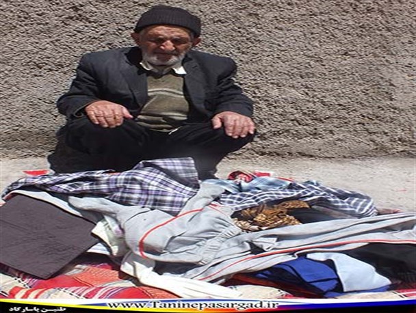 پیرترین دست فروش دوره گرد ایران را بشناسید؛ او نماز اول وقتش ترک نمی شود!