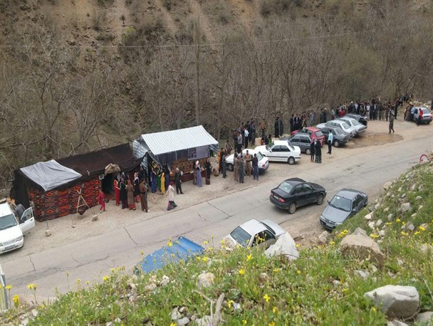 استقبال از مسافران در روستای ساتیاری بابرپایی سیاه چادر عشایری تا خردادماه ادامه دارد