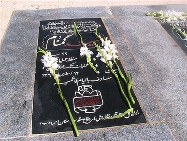 غبارروبی مزار شهدای گمنام توسط بانوان بسیجی شهرستان میرجاوه