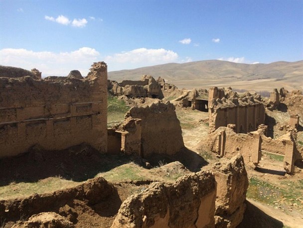 سایه کم توجهی مسئولان بر قلعه 222 ساله اشتران آوار شد/برج های قلعه عهدقجری اشتران هم بر باد رفت