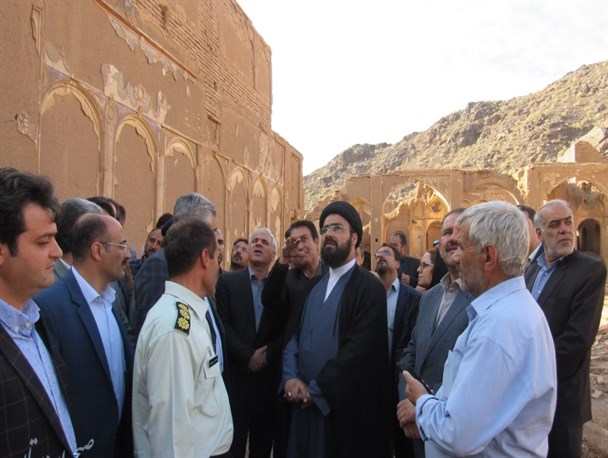 بازدید مسئولان کشوری و استانی از کاخ سوخته سرهنگ آباد اردستان/ تصاویر