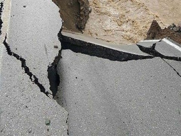فرو نشست زمین در خرگوش دره کرج / راهداری در حال ترمیم مقطعی حادثه است