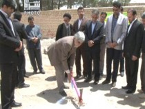 کلنگ اولین مدرسه ابتدایی مسکن مهر شهر ورزنه به زمین زده شد