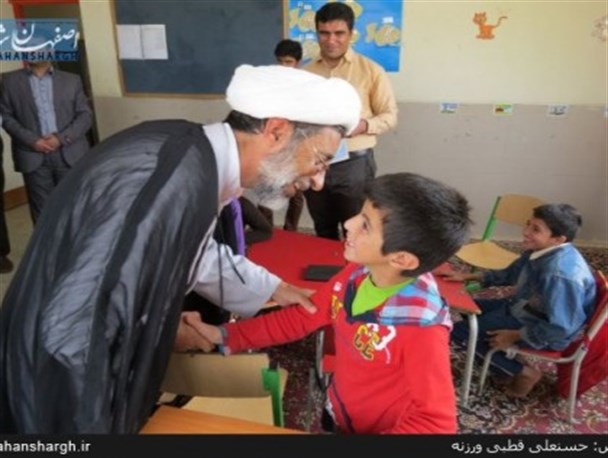معلمان سخت کوش مدرسه استثنایی ورزنه تجلیل شدند