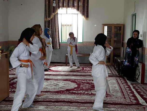 هنرنمایی دختران نوجوان رزمی کار، در جشن عید مبعث رسول اکرم(ص)